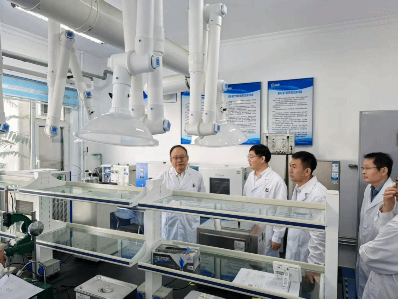 付曉飛書記帶隊(duì)走訪勝利油田化學(xué)品檢驗(yàn)實(shí)驗(yàn)室與校友基地，共促工程技術(shù)研發(fā)發(fā)展